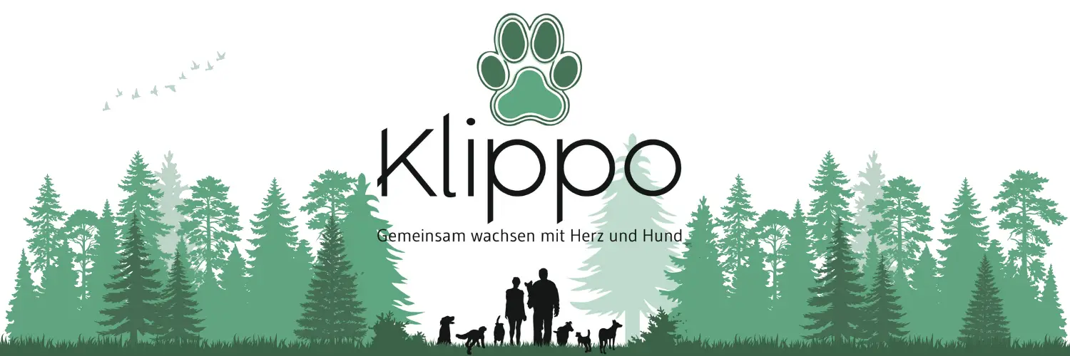 Klippo Logo in XL, Waldlandschaft, mittig "Klippo" mit dem Slogan "Gemeinsam wachsen mit Herz und Hund"