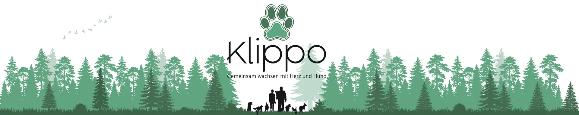 Klippo Logo in XXL, Waldlandschaft, mittig "Klippo" mit dem Slogan "Gemeinsam wachsen mit Herz und Hund"