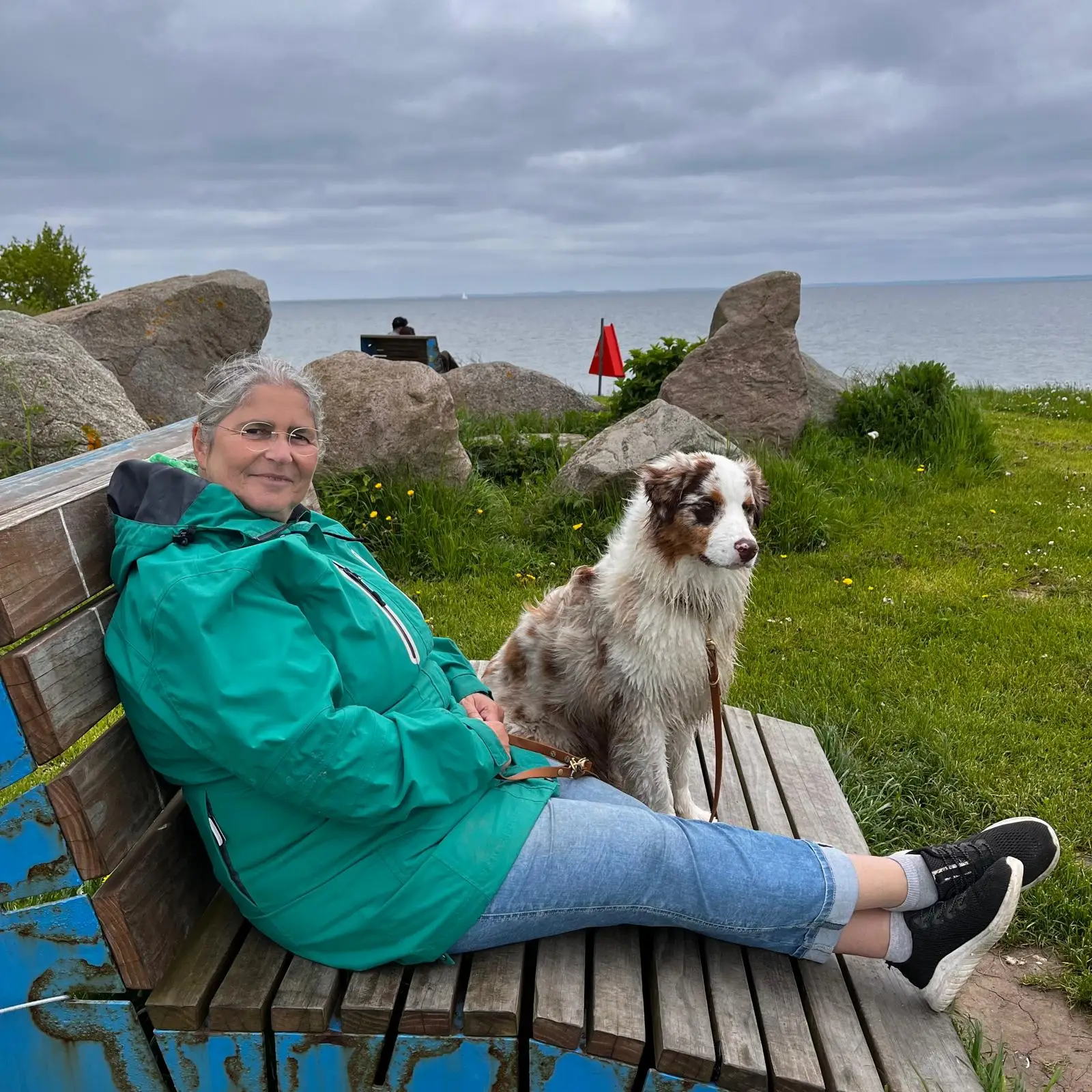 Tina mit Rosi - Hundebesitzerin mit ihrem Hund posiert für die Kamera