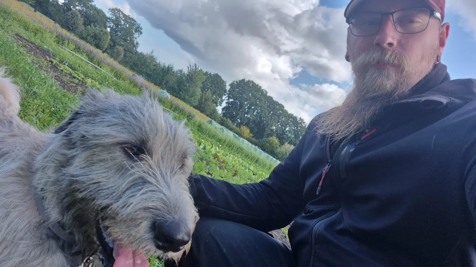 Christoph mit Floki - Hundebesitzer mit seinem Hund posiert für die Kamera