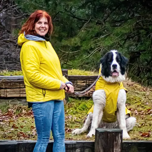 Antje mit Benji - Hundebesitzerin mit ihrem Hund posiert für die Kamera